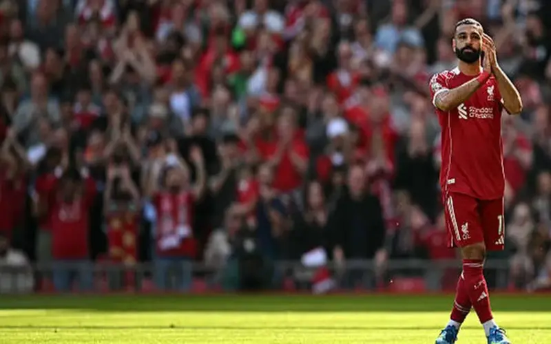 محمد صلاح يغادر مباراة ليفربول وكريستال بالاس مصاباً.. والجماهير تُصفق له